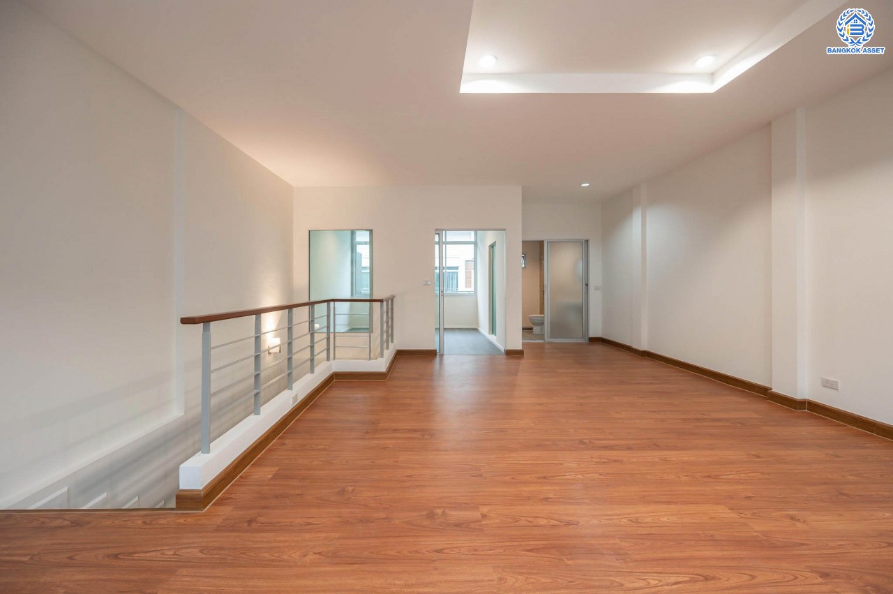 บ้านมือสองตกแต่งใหม่ โครงการ บ้านกลางเมือง มอนติคาร์โล-รัชวิภา เนื้อที่กว้าง 21.3 ตร.ว. ฟังก์ชัน 3 ห้องนอน 3 ห้องน้ำ 1 ห้องอเนกประสงค์ จอกรถได้ 2 คัน พร้อมอยู่ทันที บนทำเลเยี่ยม เชื่อมต่อถนนวิภาวดีรังสิต ใกล้รถไฟฟ้าสายสีแดง "สถานีวัดเสมียนนารี" และทางด่วน "ศรีรัช"